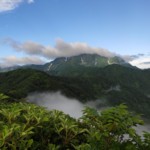 越後駒ケ岳の山頂は雲で隠れています
