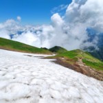 山頂近くの雪渓から見た景色