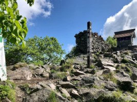 群馬の祠と長野の祠がある四阿山山頂