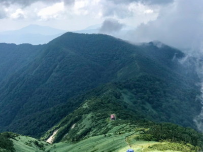 平標山の家を眼下に見下ろす
