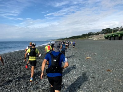 初っ端は砂浜を走ります。脚にクル〜