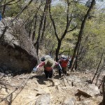 兜山はクライミングでも有名な場所、クライマーを横目に急登