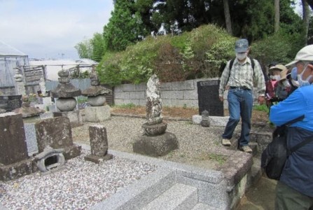 愛甲三郎菩提寺宝積寺境内に祀られている愛甲三郎季隆の供養塔