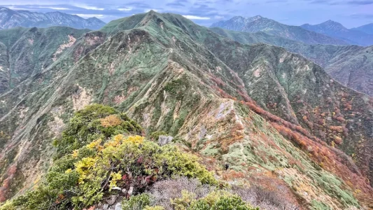 七ツ小屋山への稜線