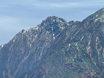 雲が消えた谷川岳をズームで。もう冬山ですね
