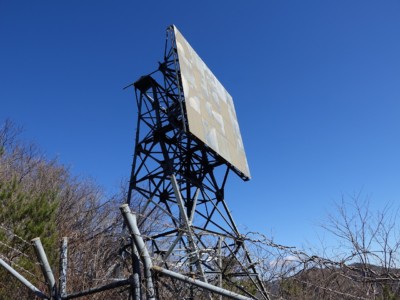 山頂直下の電波反射板