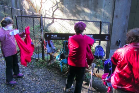 浜金谷駅から25分歩いて到着した車力道登山口。ストレッチ体操をして出発。