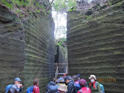 石切場跡に向かう途中で最初に出会った切通しは、採石の際に大量に発生する「ズリ」を投棄するために造られたものだという。