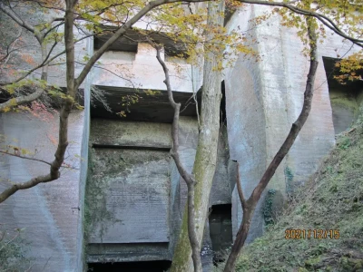 観音洞窟の名称の採石場は、壁の奥深くまで横穴状に掘り進められており、壁の一部に観音像が彫られていることからこの名称がついたという。