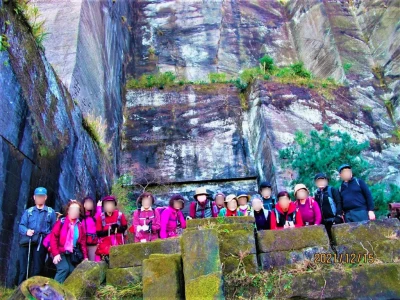 三方が高い絶壁に囲まれた採石場の底部は、平らな広場になっていることから石舞台と呼ばれ、過去にはコンサ-ト会場になったこともあるという。付近に錆付いたウインチ等が散在し、往時をしのばせる。