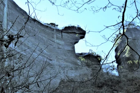 鋸山随一の人気スポット「地獄ノゾキ」を下から仰ぎ見たところ、地獄ノゾキのオーバ-ハングの長さは10m程度、付け根付近の厚さは15mほどではないかと推測。