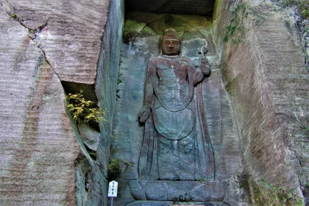 日本寺の境内に入って、最初に出会う百尺観音像。壁に彫られ、名称通り、高さ百尺(約30m)あるという。