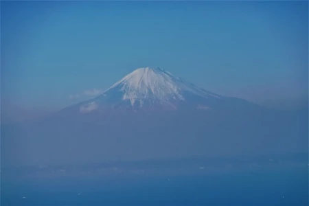 鋸山展望台付近から遠望した富士山。日中気温が上昇したためか、少し霞んでしまっていたのが残念。