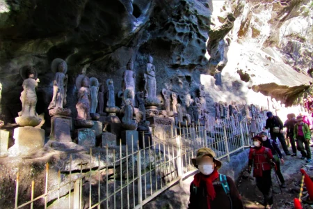 鋸山南面の日本寺境内には、千五百羅漢道を中心に数千体の石仏が祀られており、参拝しながら石造の大仏を目指して下山。
