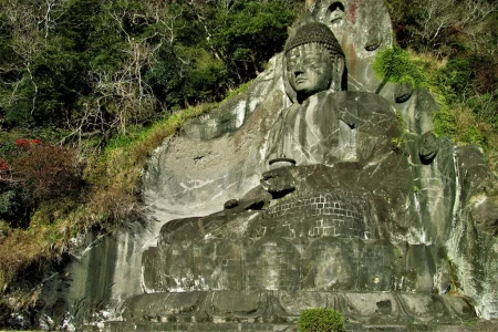 自然石を加工して建立された薬師瑠璃光菩薩坐像。奈良東大寺の大仏より大きい、像高31mの日本一大きい大仏とされる。江戸時代に造られ、近年補修されたという。