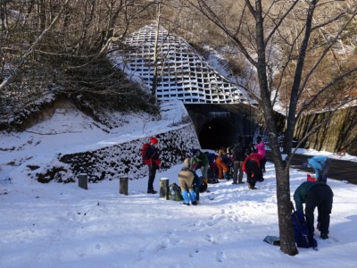 登山口で雪対策、踏み後もないのでワクワク!