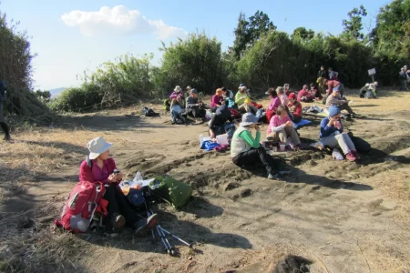 大平山鎌倉市最高地点近くの日当たりの良い広場で、ランチを楽しむ。眼下に鎌倉市街と由比ヶ浜海岸が一望。