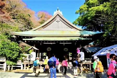 鎌倉北条氏滅亡の魁となった護良親王を祀った鎌倉宮を参拝。左奥に親王が幽閉されていた土牢が現存。