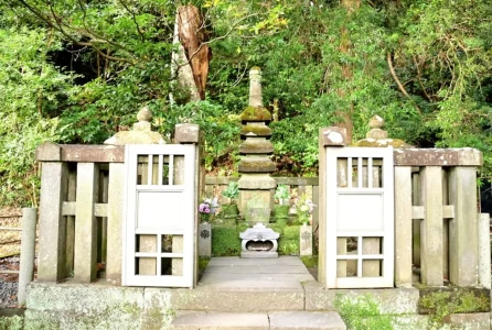 頼朝を祀った白旗神社脇の石段を登った先に祀られている源頼朝墓。右側には法華堂跡の広場がある。