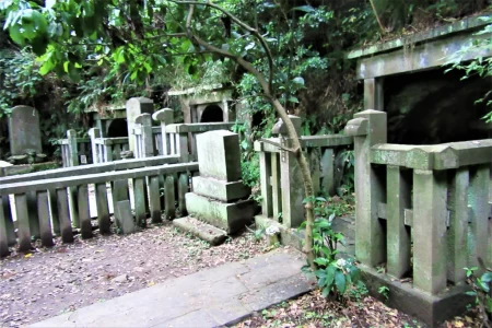 厚木ゆかりの右から島津氏開祖「島津忠久」、中央が鎌倉幕府政所別当「大江広元」、左奥は大江広元四男「毛利季光」の3人の墓が並ぶ。