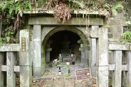 三浦勢に味方して敗れ、この地で自害して果てた厚木毛利荘の主にして毛利氏開祖「毛利季光」墓。