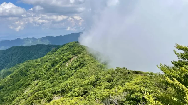 尾根の南側だけに雲