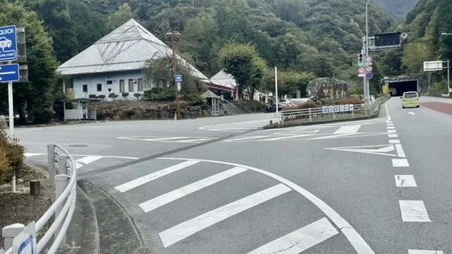 道の駅を左に曲がり林道に入ります