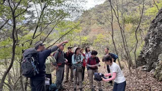 林道から尾根への取り付き。地形図で確認します