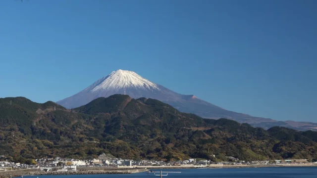 快晴で駿河湾と富士山を一望